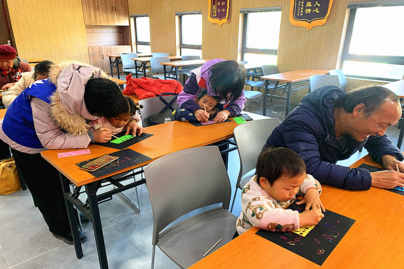 1742773069399810.jpg 江苏省南京市栖霞区栖霞街道栖化新村社区关工委开展“炫彩手刮画,创意DIY”亲子活动.jpg