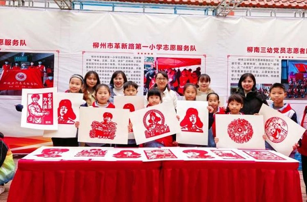 1742790312898567.jpg 3月5日,柳南区鹅山街道车辆厂社区关工小组开展“弘扬雷锋精神 绽放民族团结之花”学雷锋活动3(押健梅).jpg
