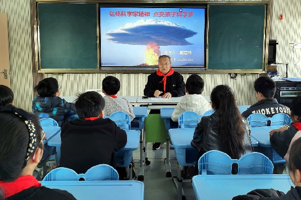 桃源镇 弘扬科学家精神 点亮孩子科学梦 青云民族一家亲“五老”工作室.png