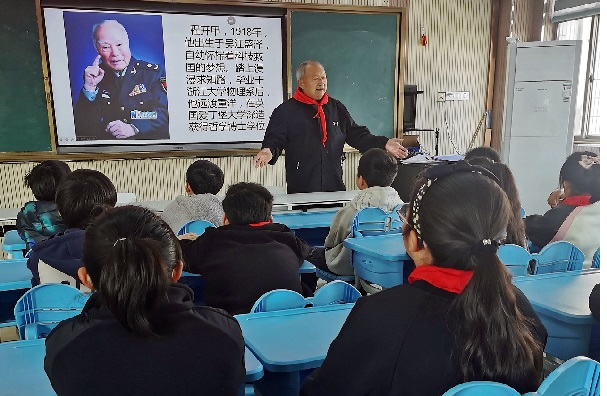 桃源镇 弘扬科学家精神 点亮孩子科学梦 青云民族一家亲“五老”工作室2.png
