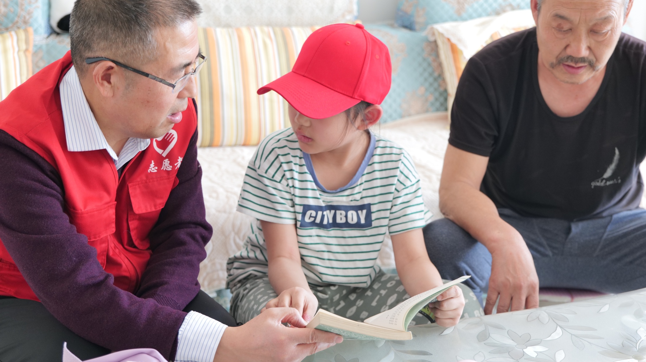 1742804115129852.jpg 元宝山区草原蓝哈达协会关工委看望困境儿童收感谢信照片2_副本.jpg