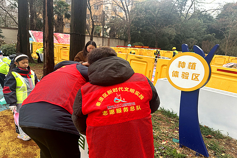 1742863256896135.jpg 江苏省南京市秦淮区月牙湖街道苜东街社区开展花木种植科普活动(2).jpg
