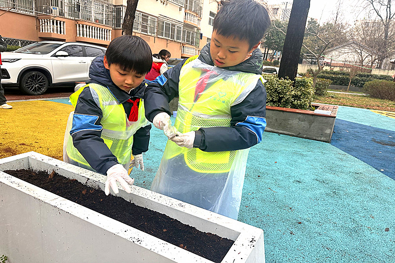 1742863264915140.jpg 江苏省南京市秦淮区月牙湖街道苜东街社区开展花木种植科普活动(3).jpg