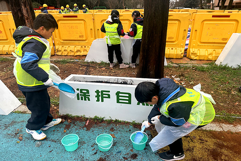 1742863271266392.jpg 江苏省南京市秦淮区月牙湖街道苜东街社区开展花木种植科普活动(4).jpg