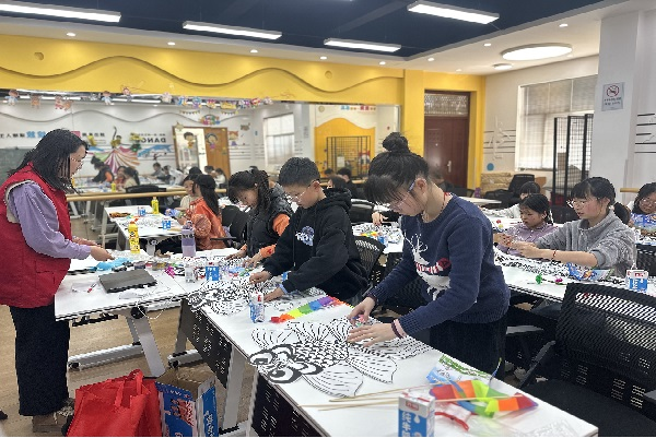 八坼街道八坼社区：“手绘春天 纸鸢逐梦”.png