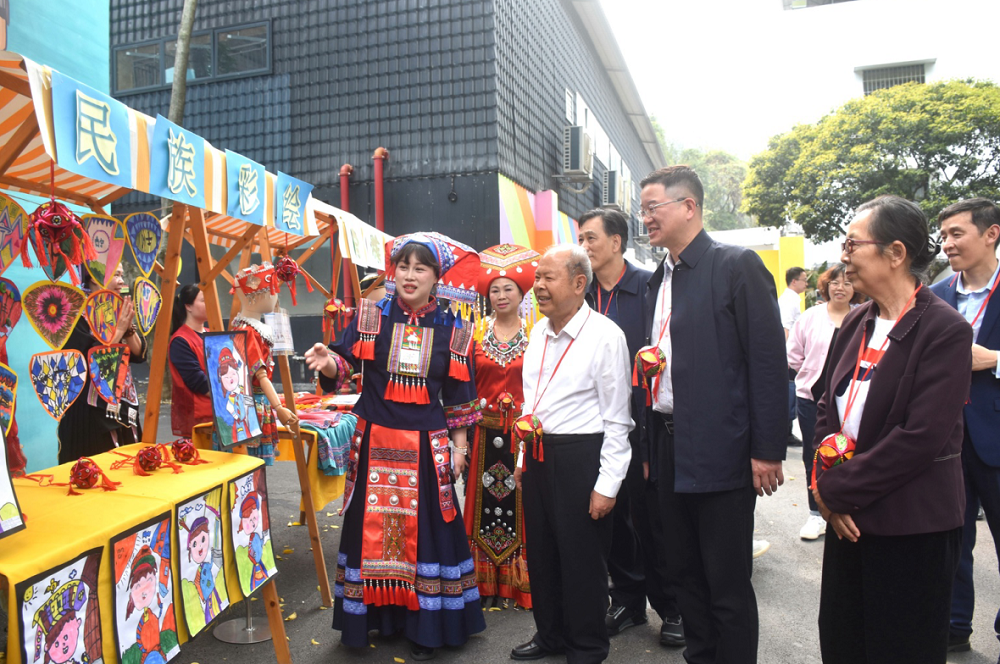 领导一行人参观民族特色展示区1.png