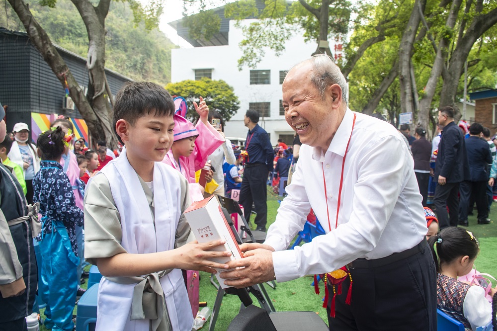 自治区关工委主任张少康给小学生赠送小礼物1.jpg