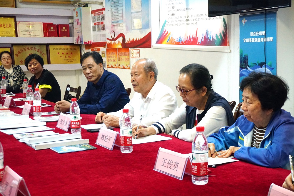 自治区关工委主任张少康向壮族山歌代代传“五老”工作室提出工作建议1.jpg