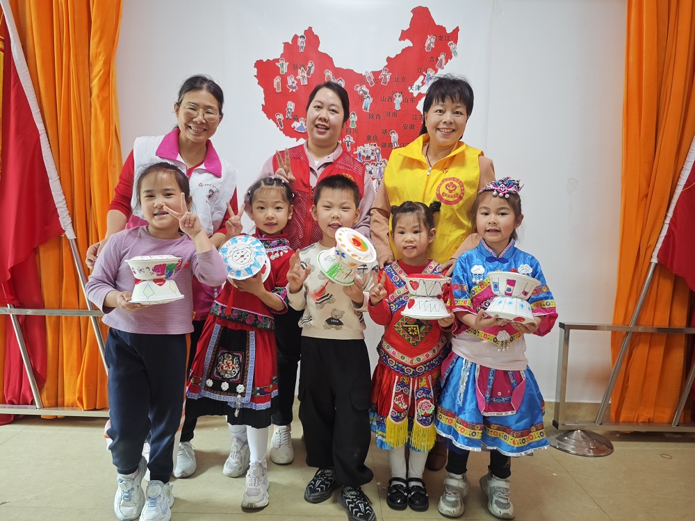 “五老”和孩子们开心地展示手工铜鼓1.jpg