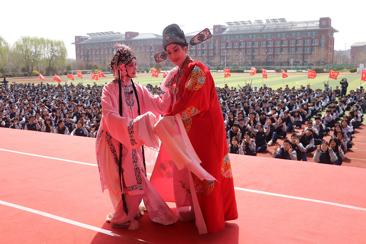1743059184169301.jpg 5-2025年3月26日,在山东省高密市豪迈高中,茂腔演员为中学生展示茂腔表演技巧。(李海涛 摄).jpg