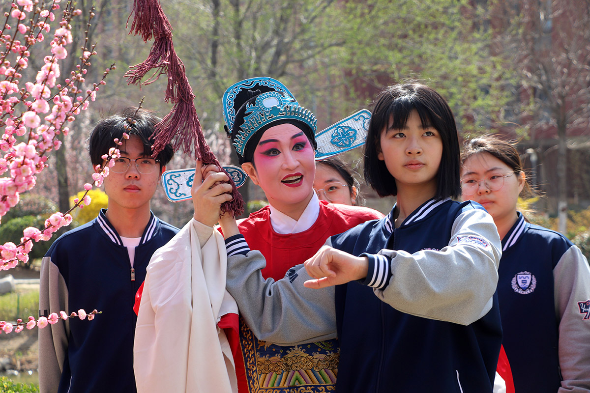 1743059192869057.jpg 1-2025年3月26日,在山东省高密市豪迈高中,非遗茂腔传承人孙秀芝在指导中学生学习茂腔表演技巧。(李海涛).jpg