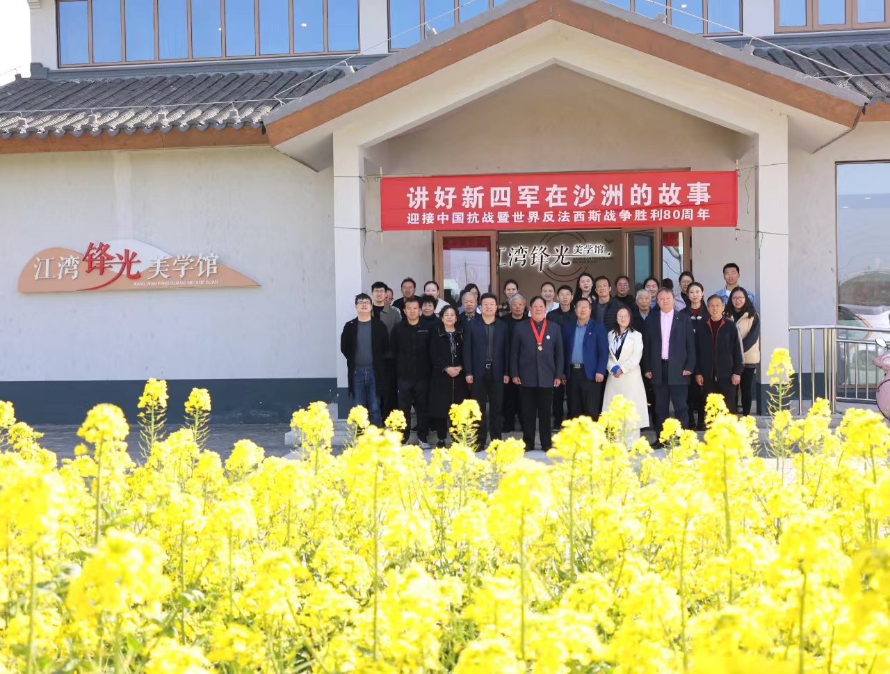 1743059493226859.jpg 在菜花中合影.jpg