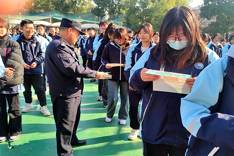 江苏省南京市玄武区玄武湖街道关工委联合走进校园开展法治宣传活动(4).jpg