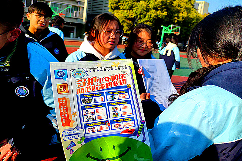 1743067810610616.jpg 江苏省南京市玄武区玄武湖街道关工委联合走进校园开展法治宣传活动(5).jpg
