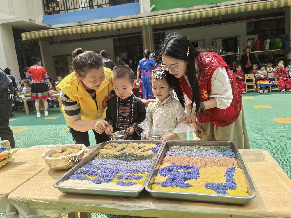 “五老”和社区志愿者给小朋友介绍“广西三月三”美食 (1)1.jpg