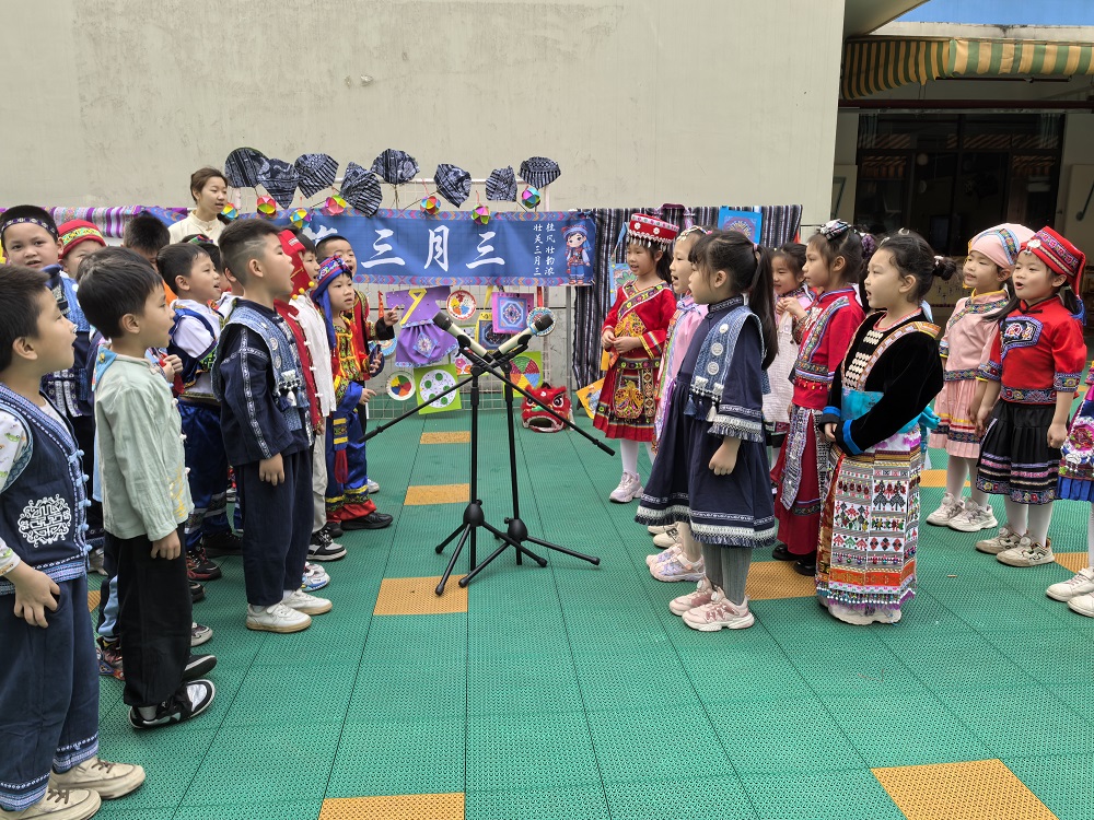 小朋友正在表演对山歌节目1.jpg