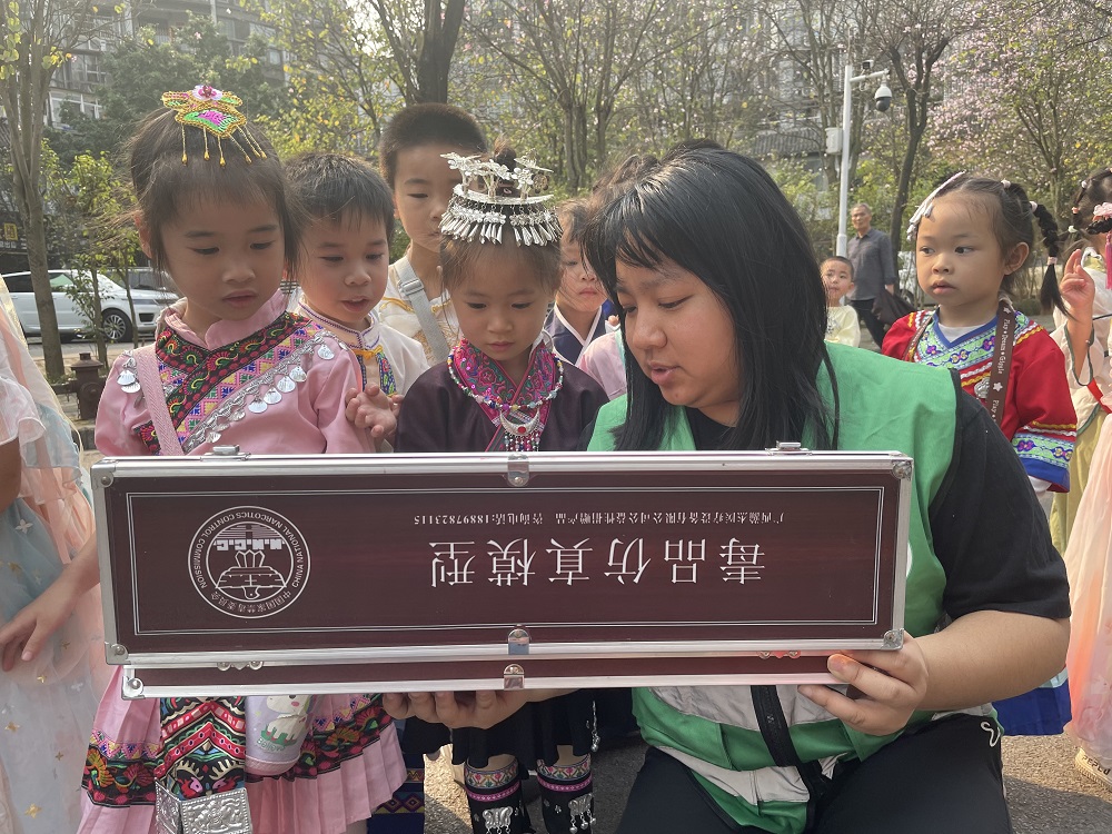 广西柳州市鱼峰区天山社区关工领导小组联合龙星幼儿园开展“三月三趣游 禁毒反邪启蒙行”普法宣传活动11.jpg