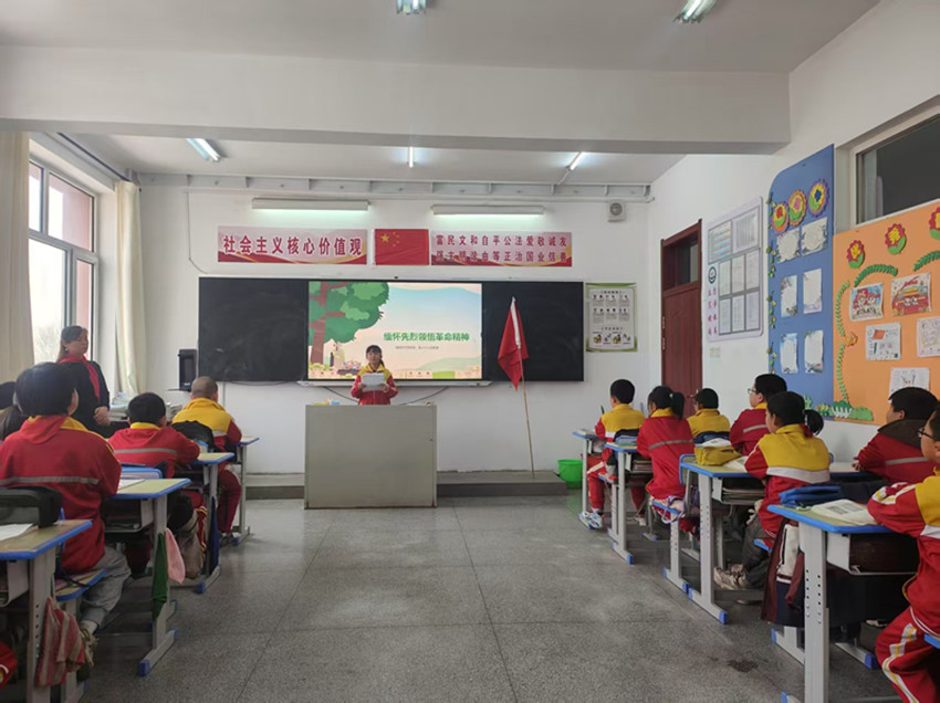 元宝山区马蹄营子小学关工委清明节活动照片1_副本.jpg