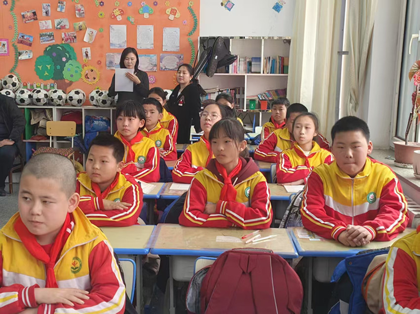 元宝山区马蹄营子小学关工委清明节活动照片2_副本.jpg