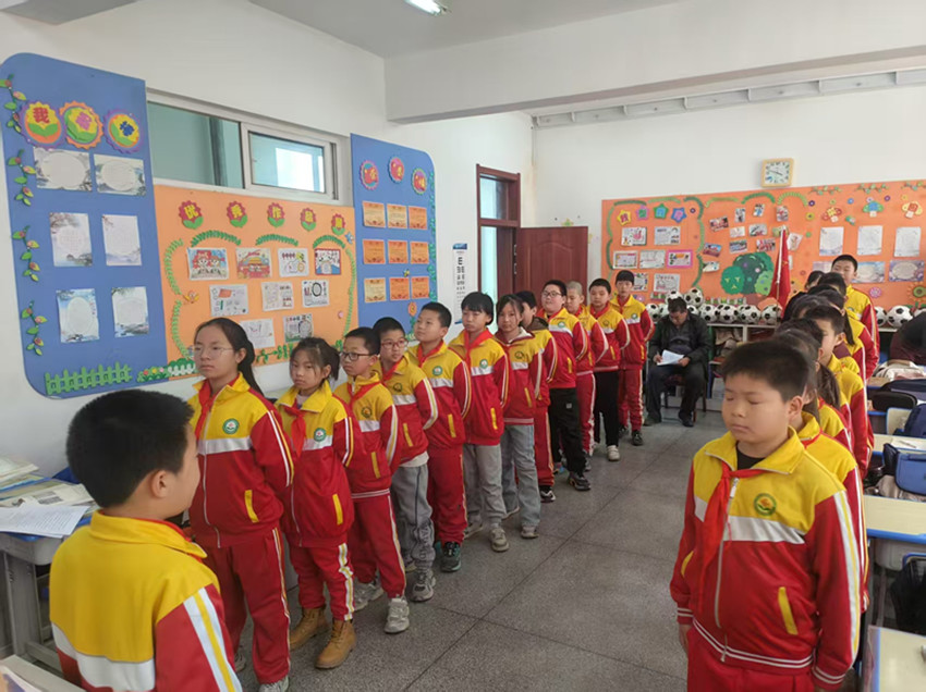 元宝山区马蹄营子小学关工委清明节活动照片9_副本.jpg