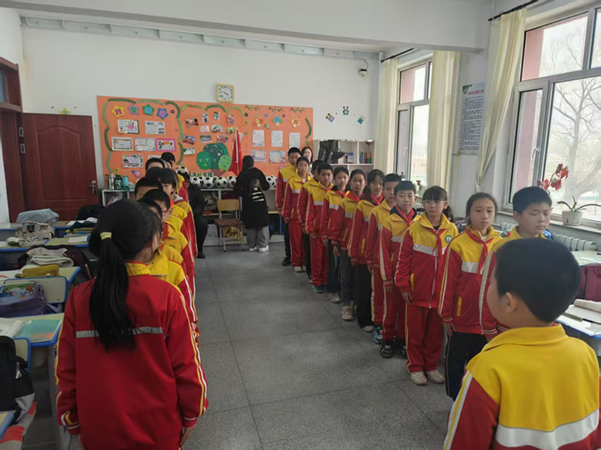 元宝山区马蹄营子小学关工委清明节活动照片10_副本.jpg