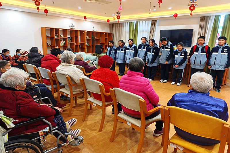 1743128697439907.jpg 江苏省南京市玄武区孝陵卫街道盛和家园社区关工委开展敬老志愿服务活动(1).jpg