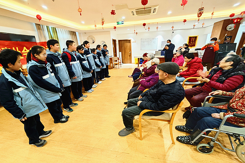 1743128706684633.jpg 江苏省南京市玄武区孝陵卫街道盛和家园社区关工委开展敬老志愿服务活动(2).jpg