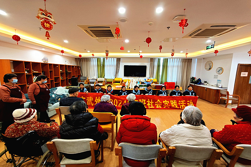 1743128713266104.jpg 江苏省南京市玄武区孝陵卫街道盛和家园社区关工委开展敬老志愿服务活动(3).jpg