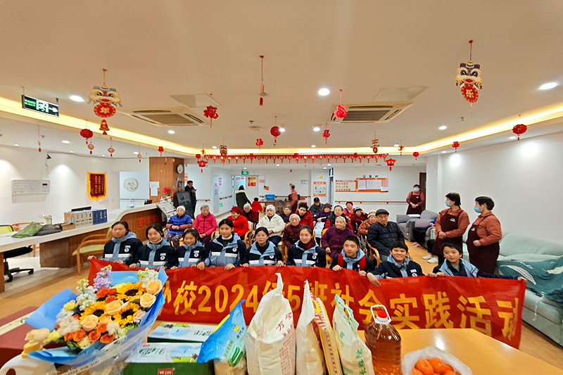 1743128721675439.jpg 江苏省南京市玄武区孝陵卫街道盛和家园社区关工委开展敬老志愿服务活动(4).jpg