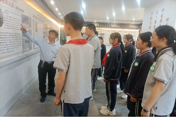 桃源镇】铜罗中学开展“清明追思 家国永念”主题教育3.png