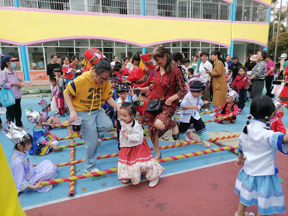 大手牵小手共跳竹竿舞1.jpg