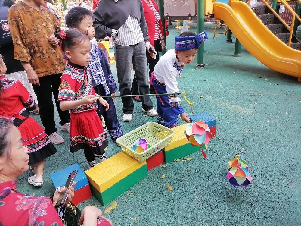 民俗趣味游园吸引众多孩子参与1.jpg
