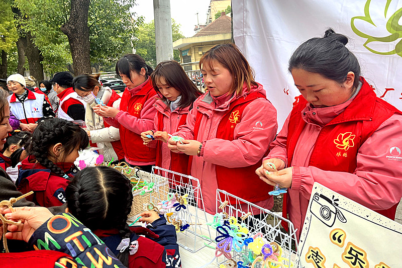 1743242793124738.jpg 江苏省南京市江北新区新华五村关工委开展“小手传大爱 编织暖夕阳”青少年活动(1).jpg