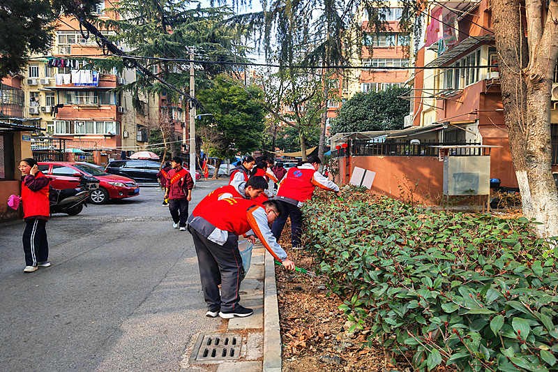 1743304025557264.jpg 江苏省南京市雨花台区雨花街道共青团路社区关工委开展“清洁小区,守卫家园”(1).jpg