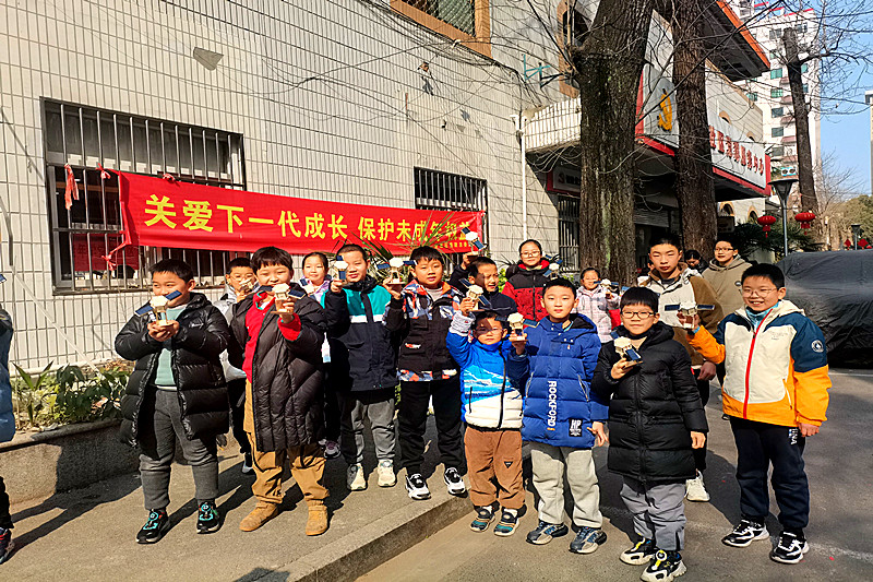 1743343623581996.jpg 江苏省南京市秦淮区瑞金路街道标营社区关工委开展“太空探索 筑梦航天”手工制作科普活动(3).jpg