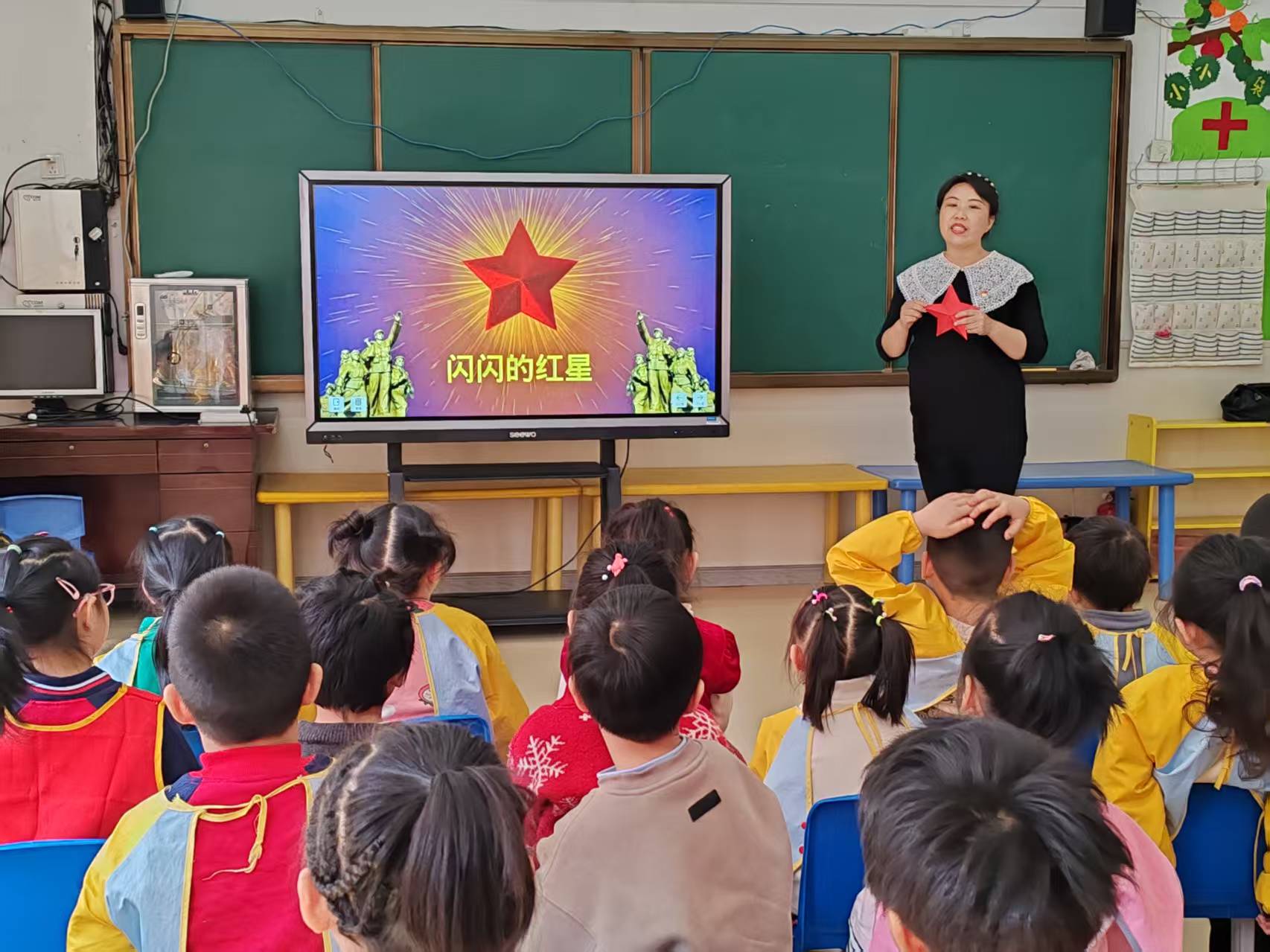 1743403808537618.jpg 东风教育集团幼儿园开展爱国主义教育图片.jpg