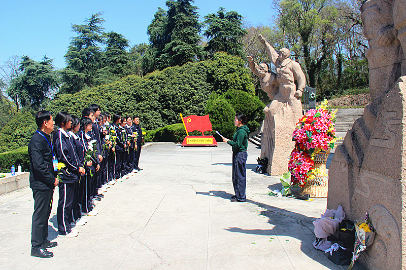 江苏省南京市玄武区玄武湖街道关工委联合开展清明祭扫活动，缅怀抗日英烈(2).jpg