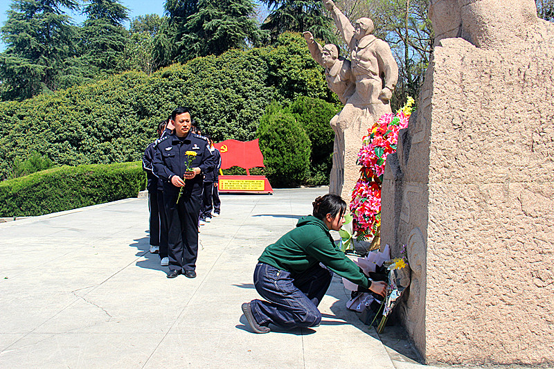 江苏省南京市玄武区玄武湖街道关工委联合开展清明祭扫活动，缅怀抗日英烈(3).jpg