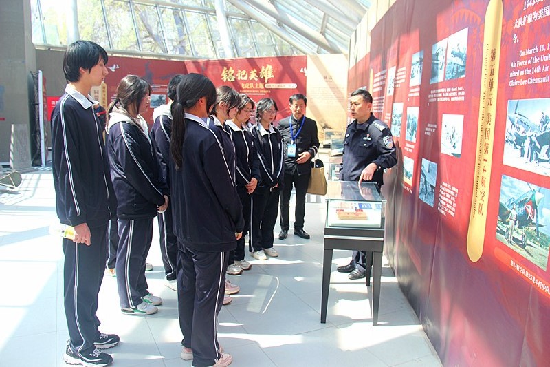 江苏省南京市玄武区玄武湖街道关工委联合开展清明祭扫活动，缅怀抗日英烈(6).jpg