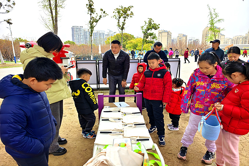 江苏省南京市玄武区仙鹤门社区关工委开展“绿野寻趣， “拓”出美好”春日创意手作活动(1).jpg