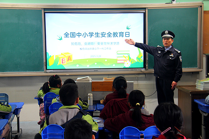 玄武湖街道联合开展“全国中小学生安全教育日”主题宣传，守护学生安全成长 (2).jpg