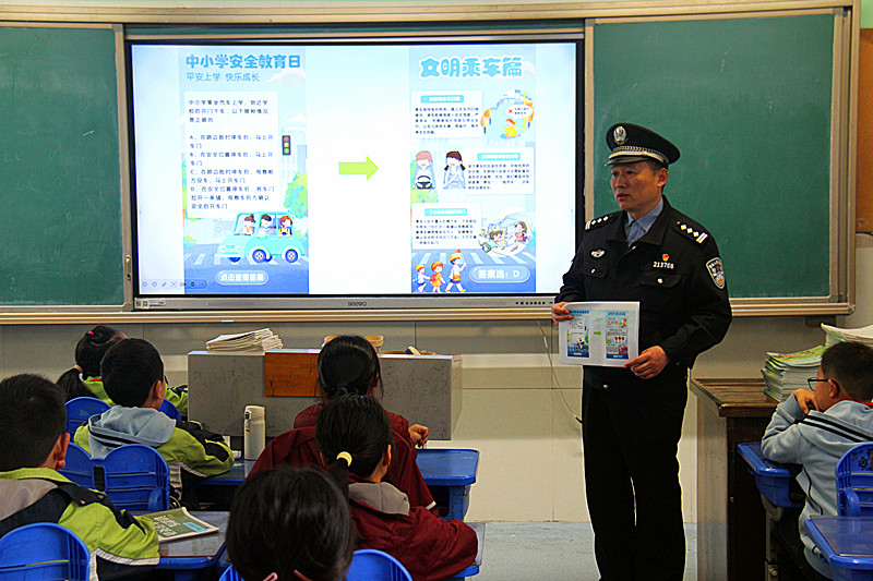 玄武湖街道联合开展“全国中小学生安全教育日”主题宣传，守护学生安全成长 (3).jpg
