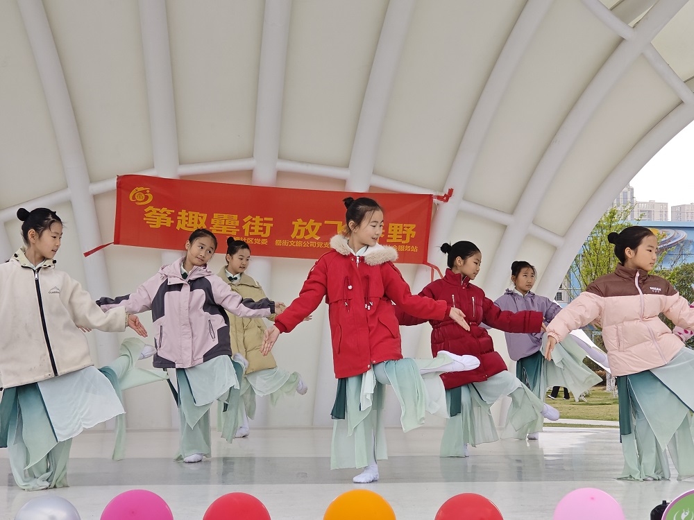 1743494717909428.jpg 精彩的舞蹈演出,迎来观众们的阵阵掌声.jpg