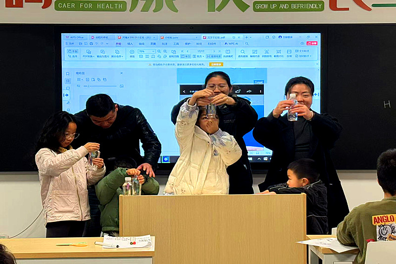 1743495112386765.jpg 江苏省南京市建邺区南苑街道未保站联合开展“沉与浮的奇妙世界”趣味科学实验活动(4).jpg