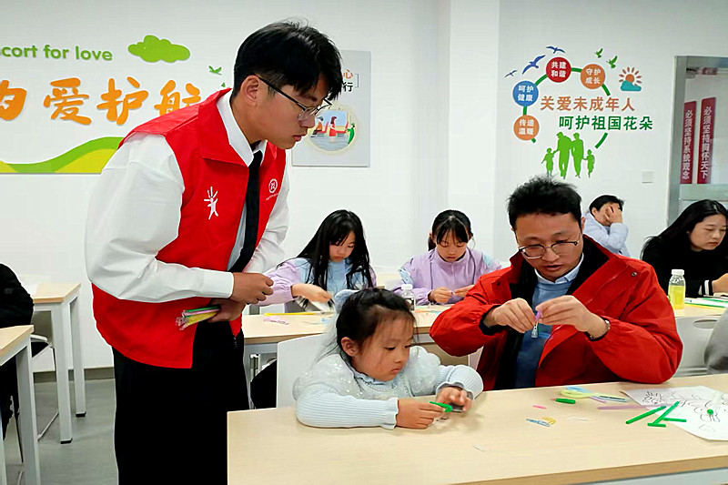 1743495120192920.jpg 江苏省南京市建邺区南苑街道未保站联合开展“沉与浮的奇妙世界”趣味科学实验活动(5).jpg