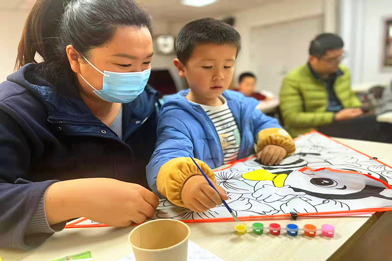 江苏省南京市建邺区清荷北园社区联合开展“荷畔春绘，筝梦童飞”风筝 DIY 亲子活动(2).jpg