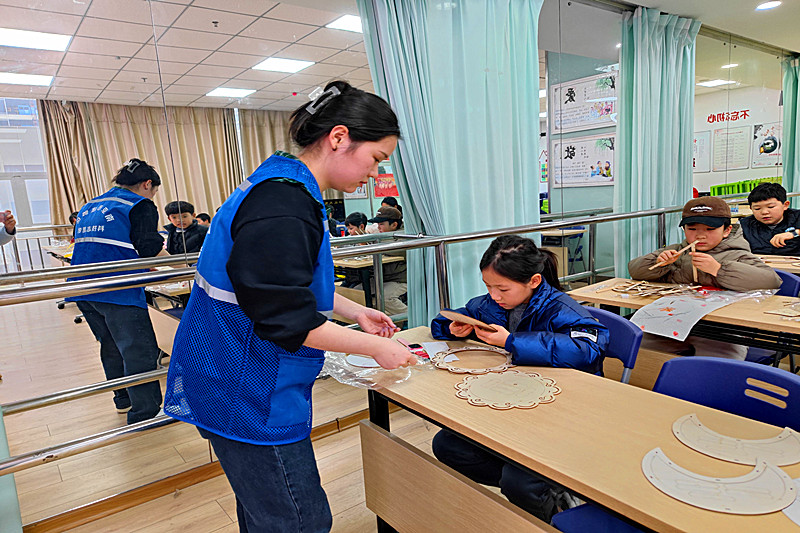 江苏省南京市建邺区沙洲街道中奥社区关工委开展榫卯技艺体验活动(2).jpg