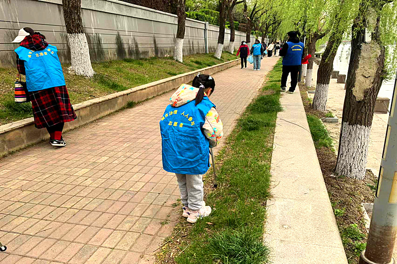 江苏省南京市鼓楼区凤凰街道西城岚湾社区关工委开展巡河护河志愿活动(1).jpg