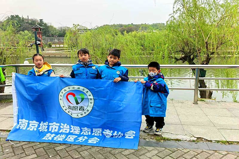 江苏省南京市鼓楼区凤凰街道西城岚湾社区关工委开展巡河护河志愿活动(3).jpg