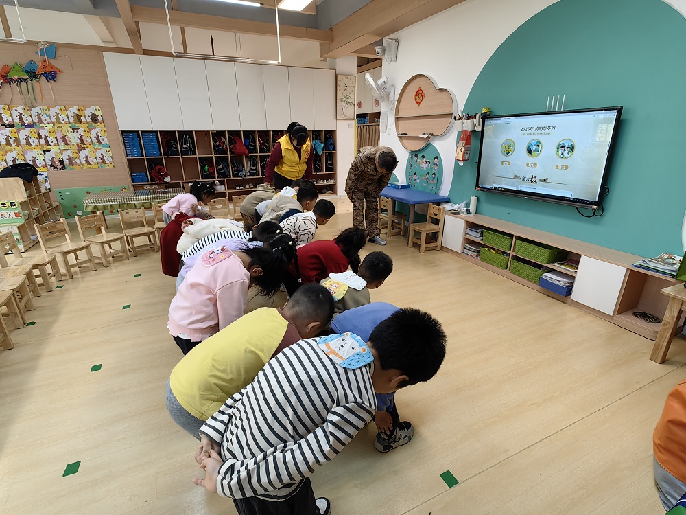 1743584081840074.jpg 向先辈鞠躬1.jpg